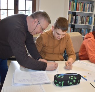 DIEŃ PISANIA PIÓREM