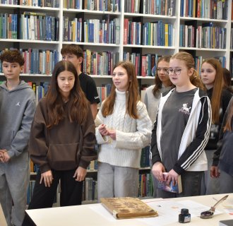 DIEŃ PISANIA PIÓREM