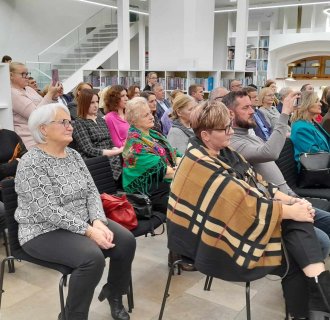 "Z MUZYKĄ WŚRÓD KSIĄŻEK I OBRAZÓW"