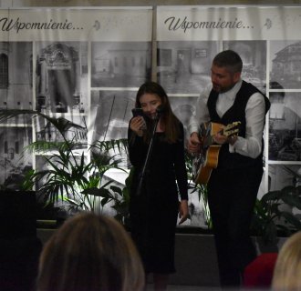 "Z MUZYKĄ WŚRÓD KSIĄŻEK I OBRAZÓW"