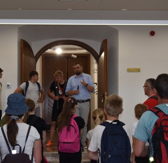 Uczestnicy rajdu rowerowego z Brzyskiej Woli z wizytą w bibliotece