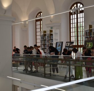 Uczestnicy rajdu rowerowego z Brzyskiej Woli z wizytą w bibliotece