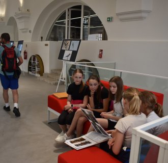 Uczestnicy rajdu rowerowego z Brzyskiej Woli z wizytą w bibliotece