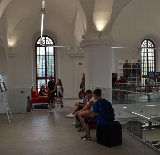 Uczestnicy rajdu rowerowego z Brzyskiej Woli z wizytą w bibliotece