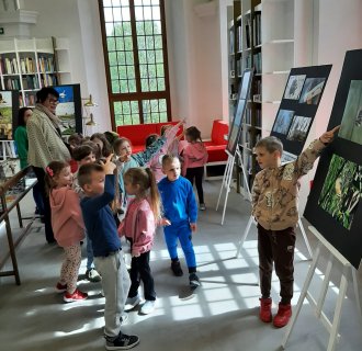 "Pszczółki" zwiedzają bibliotekę