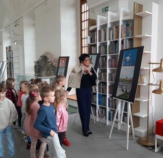 "Pszczółki" zwiedzają bibliotekę