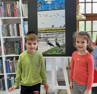 "Pszczółki" zwiedzają bibliotekę