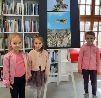 "Pszczółki" zwiedzają bibliotekę