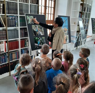 "Pszczółki" zwiedzają bibliotekę