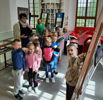 "Pszczółki" zwiedzają bibliotekę