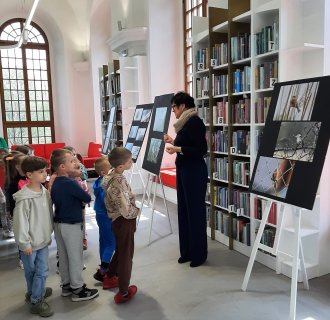 "Pszczółki" zwiedzają bibliotekę